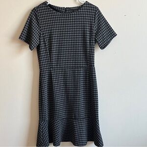 Banana Republic Size 8 Black and Gray Houndstooth Peplum Hem Short Sleeve Dress